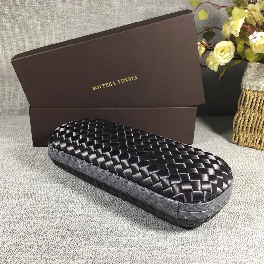 8651 Large Classic Dinner Bag ~~~Snake leather with ribbon ~~~Dense and slippery, not easy to fluff, can hold iPhones of all sizes! Size: 25cm*9.5cm*4cm